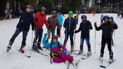 Skifahrende Studierende