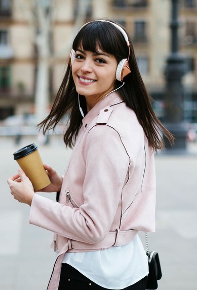 Junge Frau mit Kopfhörern